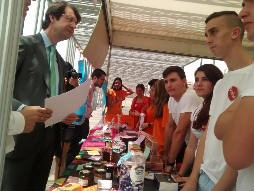 Juan Carlos Ruiz,  Consejero de Industria, Turismo e Innovación de la CC.AA. de la Región de Murcia entregando el certificado de asistencia al VI Minimarket escolar a alumnos del Colegio San José de Espinardo