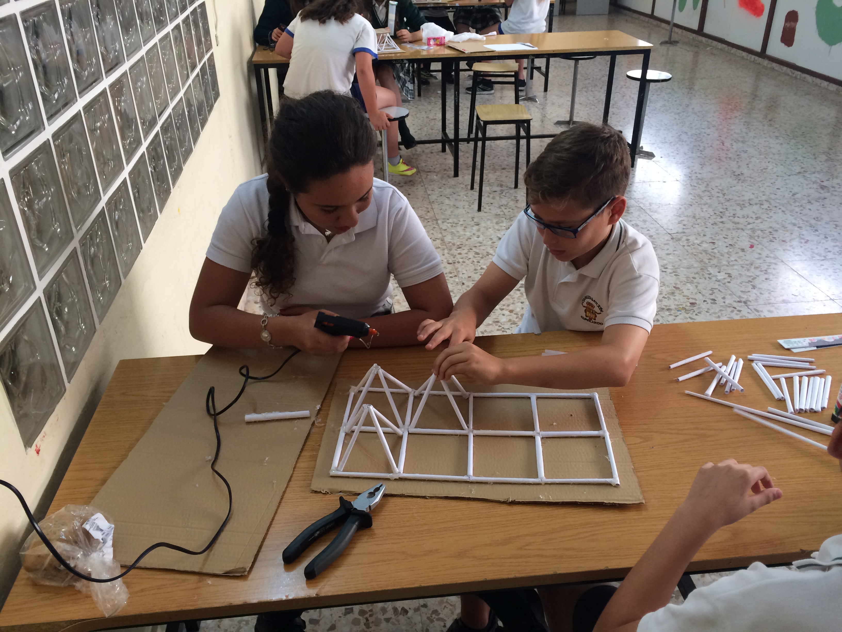 Los alumnos de 1º ESO crean estructuras trianguladas - Blog Colegio San - Espinardo
