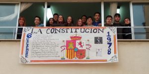 Alumnos de 4º A con su trabajo de la constitución